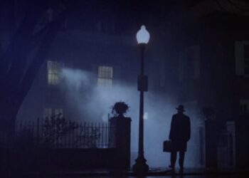 Father Merrin approaches Regan MacNeil's house in The Exorcist